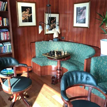 B&B Baxter Hoare Hotel-ship Melody *